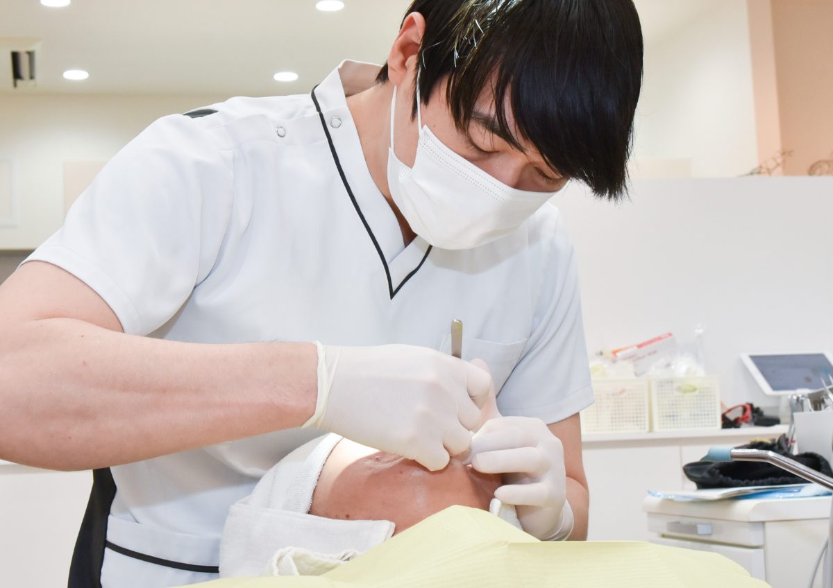 コルチコトミー（スピード矯正）を行う福本卓真医師